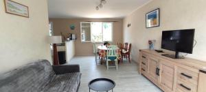 TV a/nebo společenská místnost v ubytování Villa La Plage des Oiseaux proche plage + 12 fotografií