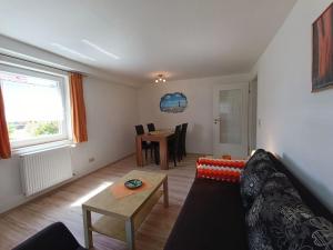 Ein Sitzbereich in der Unterkunft Ferienappartement in Lauterbach auf Rügen!