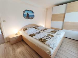 Ein Bett oder Betten in einem Zimmer der Unterkunft Ferienappartement in Lauterbach auf Rügen!