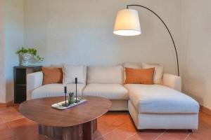 Χώρος καθιστικού στο Elegant Hideaway +11 φωτογραφίες