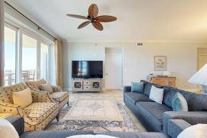 Μια τηλεόραση ή/και κέντρο ψυχαγωγίας στο Oceanfront Condo with Great Ocean View, Balcony, Fast WiFi & 2 Shared Pools