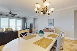 Χώρος καθιστικού στο Oceanfront Condo with Great Ocean View, Balcony, Fast WiFi & 2 Shared Pools