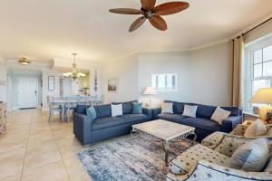 Χώρος καθιστικού στο Oceanfront Condo with Great Ocean View, Balcony, Fast WiFi & 2 Shared Pools