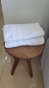 a pile of towels sitting on top of a table at Apto condomínio conforto e ótima localização in Lucas do Rio Verde