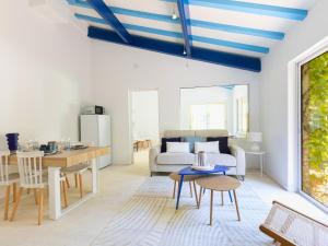 a living room with a blue and white ceiling at Escapade Coeur de Provence - Idéal couples et Pro - 15min Avignon et Château-neuf-du-Pape - Parking privé gratuit in Bédarrides