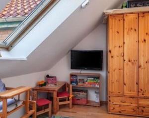 Μια τηλεόραση ή/και κέντρο ψυχαγωγίας στο Waldstr 34 Wo 05 +7 φωτογραφίες