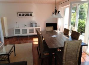 ネッセルヴァンクにあるFerienhaus Dachspfad im Feriendorf Reichenbach 5の木製のテーブルと椅子のあるダイニングルーム