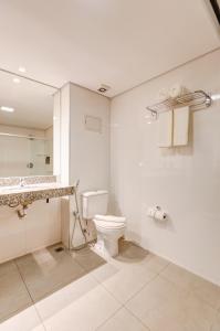 Um banheiro em Allia Gran Pampulha Suites
