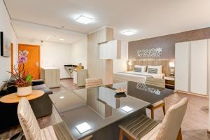 Uma área de estar em Allia Gran Pampulha Suites