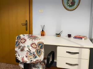 una scrivania bianca con una sedia davanti di Appartamento Nonna Ida a Montesarchio