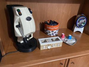 una macchinetta del caffè seduta sopra un bancone in legno di Appartamento Nonna Ida a Montesarchio Altre 4 foto