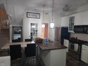 une cuisine avec un évier et un plan de travail dans l'établissement Central Townhouse Richards Street, à Vancouver 5 autres photos