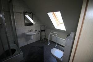 Bilik mandi di Ferienhaus "Boddenblick" +2 gambar