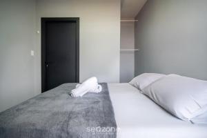 Ένα ή περισσότερα κρεβάτια σε δωμάτιο στο Aptos completos a 600m do Parque de Coqueiros - DAC