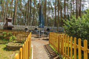 Urlaub im Wohnwagen mitten im Wald外面的花园