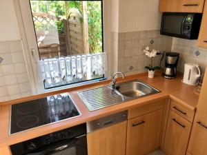 Kuchyň nebo kuchyňský kout v ubytování Ferienhaus in Dornumersiel 20-033