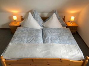 Postel nebo postele na pokoji v ubytování Ferienhaus in Dornumersiel 20-033