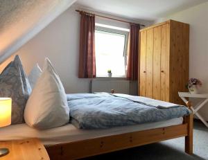Postel nebo postele na pokoji v ubytování Ferienhaus in Dornumersiel 20-033 + 5 fotografií