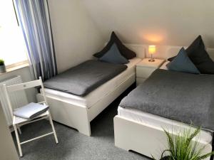 Postel nebo postele na pokoji v ubytování Ferienhaus in Dornumersiel 20-033