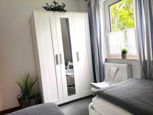 Postel nebo postele na pokoji v ubytování Ferienhaus in Dornumersiel 20-033