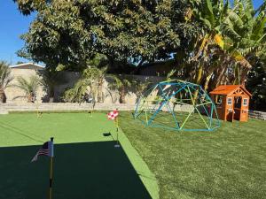 un parco giochi con una tenda da gioco blu in un cortile di Disneyland Lux Villa 6BR 4BA Mini Golf Arcade Game ad Anaheim Altre 39 foto