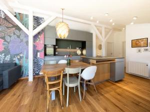 a kitchen and dining room with a table and chairs at Ferienwohnungen Elsbacher Hof in Erbach