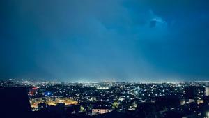 uitzicht op de stad 's nachts bij Noah's sunlight villa hostel in Jerevan +26 foto's