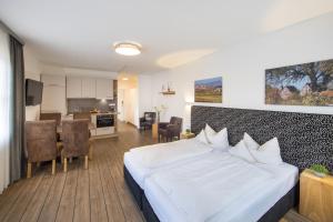 Postel nebo postele na pokoji v ubytování Hotel am Kurpark Späth