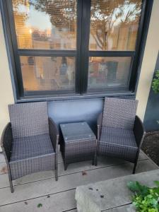 Dos sillas y una mesa frente a una ventana. en Ann Arbor's Humble Abode, en Ann Arbor 13 fotos más