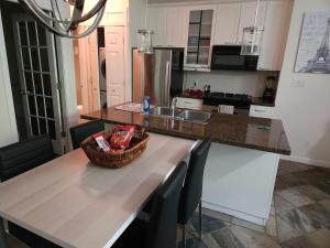 une cuisine avec une table et un panier dans l'établissement Central Townhouse Richards Street, à Vancouver