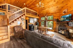 Гостиная зона в Elk Ridge with a private hot tub +61 фотография