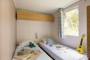 Ένα ή περισσότερα κρεβάτια σε δωμάτιο στο Camping Saint-Palais-Sur-Mer