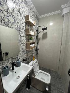 un bagno con lavandino e WC di Beldi Chic à Sidi Ifni Confort Premium a Sidi Ifni