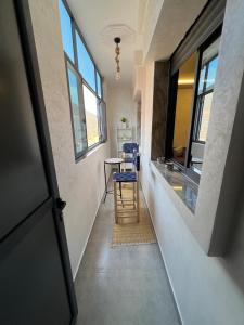 corridoio con tavolo e sedia blu di Beldi Chic à Sidi Ifni Confort Premium a Sidi Ifni