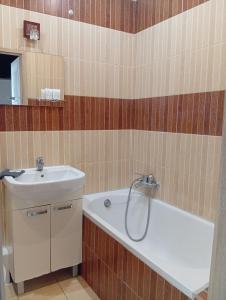 un baño con bañera y lavabo en Lena, en Gdansk