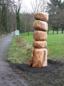 テクレンブルクにあるFerienwohnung auf dem Golfplatz Tecklenburger Landの道路脇に座る岩の積み重ね合わせ