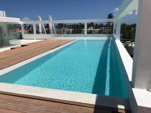 Piscina di GRAND CARIBE STUDIOS and SUITES playa LOS CORALES o nelle vicinanze