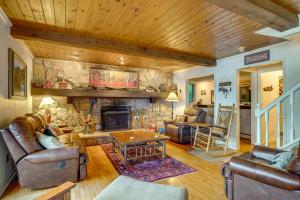 Gallery image of Beech Mt Lakefront Gem! Hot Tub, Kayaks, Billiards 
