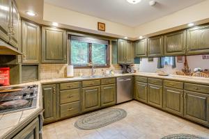 Gallery image of Beech Mt Lakefront Gem! Hot Tub, Kayaks, Billiards  +37 photos