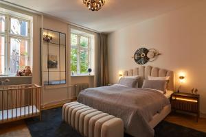 Un dormitorio con una cama grande y una ventana grande. en Huge Royal Luxury Apt with Private Balcony, en Copenhague