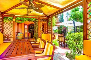 Patio o area all'aperto di GRAND CARIBE STUDIOS and SUITES playa LOS CORALES