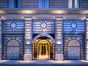 una entrada a un edificio con una puerta amarilla en K+K Palais Hotel, en Viena