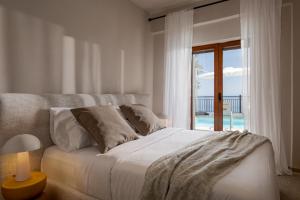 Ένα ή περισσότερα κρεβάτια σε δωμάτιο στο Oresis Panoramic Sea Retreat Beach Access 100 Meters