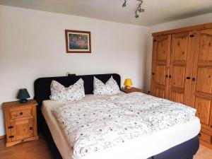 a bedroom with a bed with a white comforter at Ferienwohnung Haus Möwe in Freest
