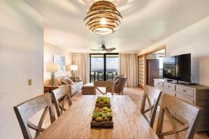 Un comedor con mesa y sillas y una sala de estar. en The Turquoise Turtle- AC-Pool-Ocean View, en Koloa