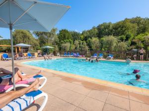 a group of people swimming in a swimming pool at Camping Tamniès in Tamniès