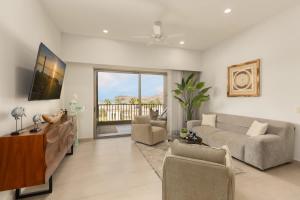 un soggiorno con un divano e un tavolo di Stylish Summer 2BR Retreat w Pool & Beach Access a Ensenada Blanca Altre 62 foto