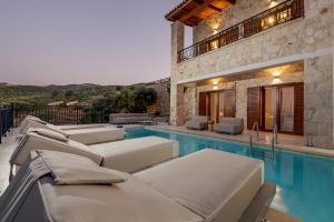 Πισίνα στο ή κοντά στο Oresis Panoramic Sea Retreat Beach Access 100 Meters