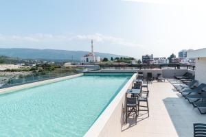 Bazén v ubytování Serene Escape nebo v jeho okolí