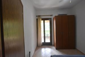 een kamer met een deur en een kast en een kamer met een deur bij Menis Apartment in Ouranoupoli +10 foto's